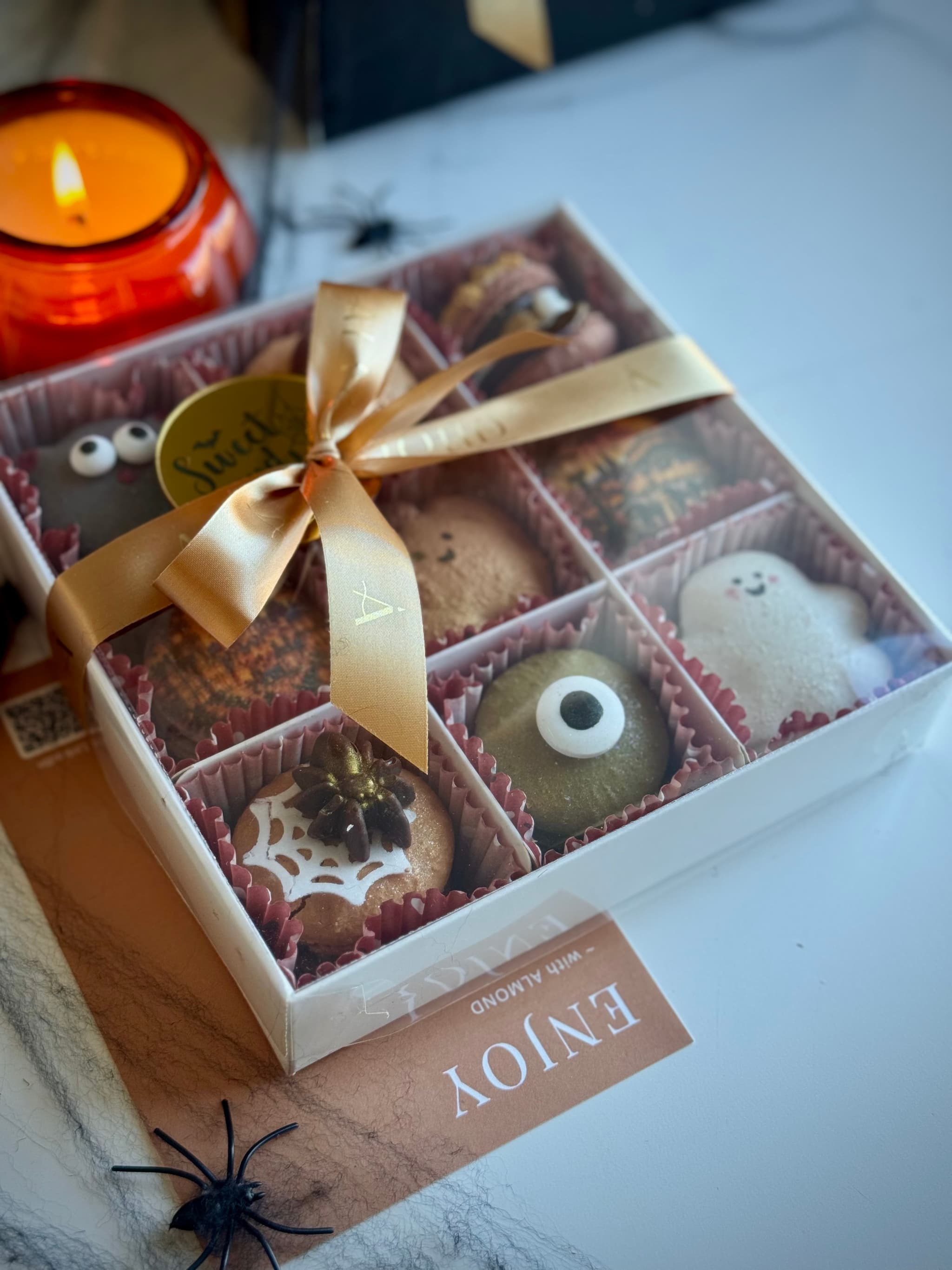 Halloween UK Postal Box · 9 macarons